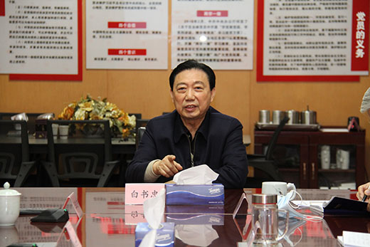 原理事长白书忠向方寅璋,杨建军副主任委员,苏迪秘书长颁发证书,向